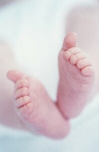 Körperpflege bei Neugeborenen – Welche Körperpflege ist bei Neugeborenen wichtig/richtig? Wie pflege ich mein Kind nach der Geburt? Was mache ich, wenn mein Baby Schorf auf dem Kopf hat?